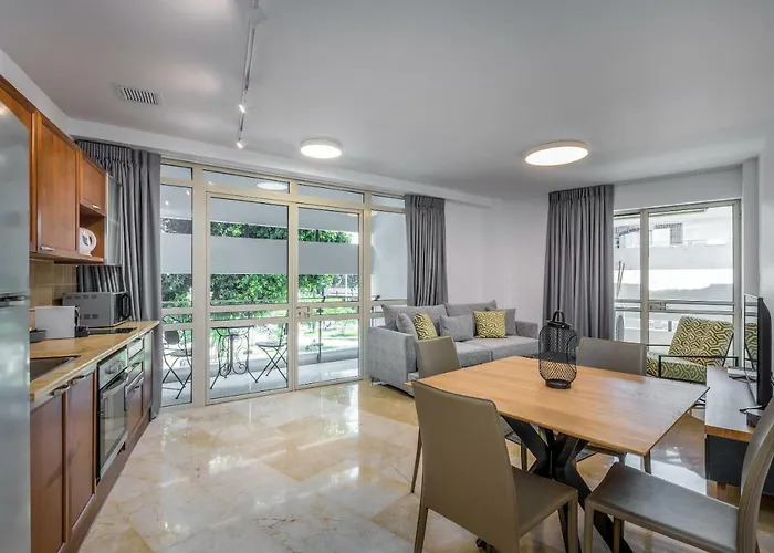 Dizengoff Square Superb 1 Bedroom With Balcony